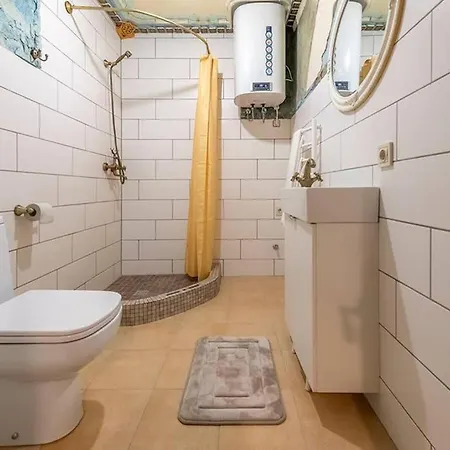Beautiful One Bedroom In Old Town Apartment *